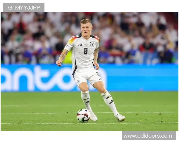 足球球星童颜展现青春活力 成为赛场上新一代偶像的崭露锋芒