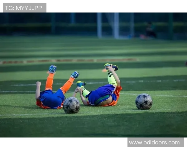 从稚嫩到巨星追寻足球球星幼年照片里的成长轨迹 从稚嫩到巨星追寻足球球星幼年照片里的成长轨迹